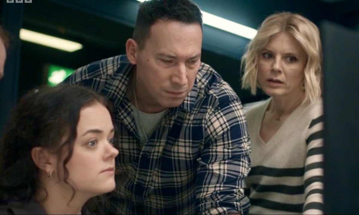 TeaWithEmilia's tweet photo. 1/2 An absolutely brilliant and exciting conclusion to #Homecoming The end of the investigation was shocking and totally unexpected and kept me on the edge of my seat! Cleverly written by #EdWhitmore
#SilentWitness
@EmiliaFox @MrDavidCaves @FrannMills https://t.co/JpdWc5ZtGq