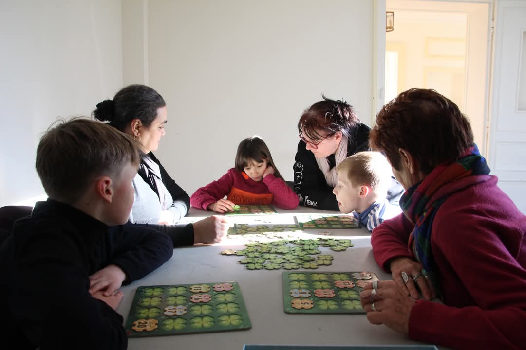 🎲 Moment intergénérationnel à la Maison des Bonheur, à #Magny78, ce mardi : 11 élèves de CM1/CM2 ont partagé des jeux de société avec des seniors magnycois. Une belle initiative du Passeport du Civisme 2024/2025 pour renforcer solidarité et partage ! 👫
#Civisme #Solidarité