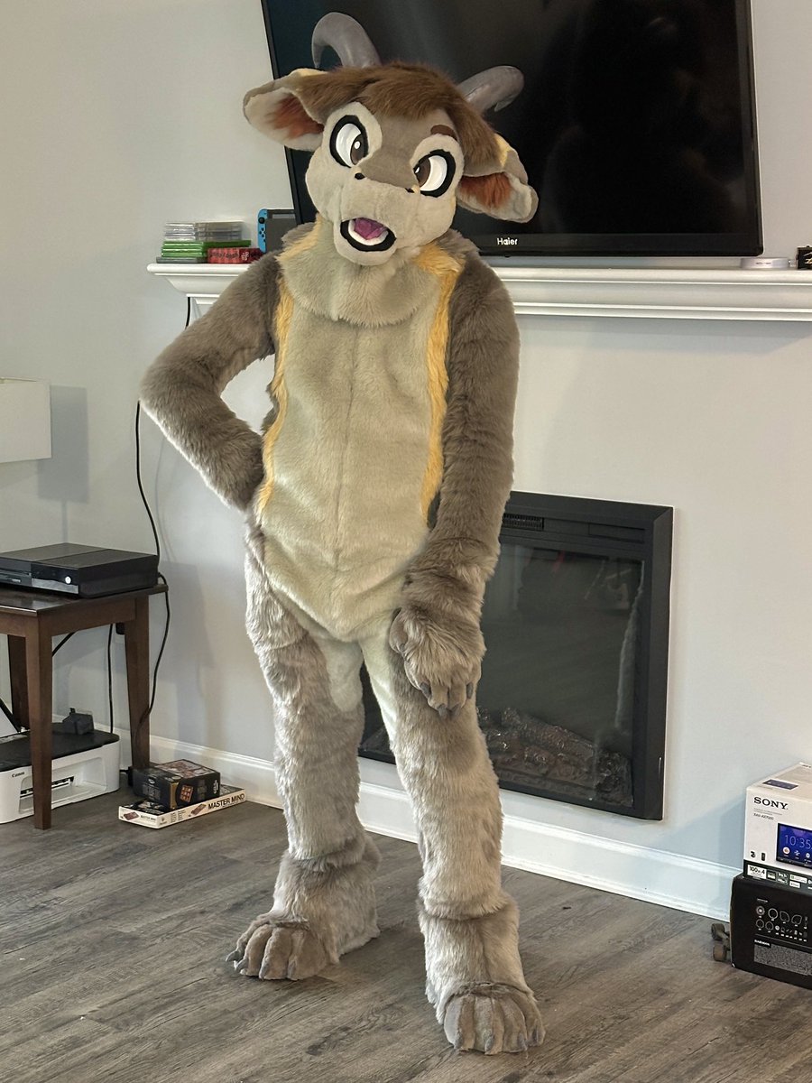 CapraCreatures's tweet image. The long awaited Ezra full suit is finally here! Finished him just in time for his debut at ANE!