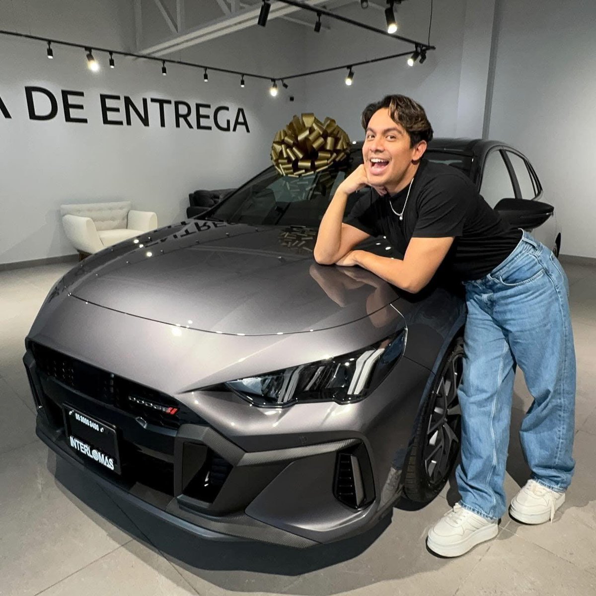 Todavía no lo saca de la agencia y ya trae el primer putazo.