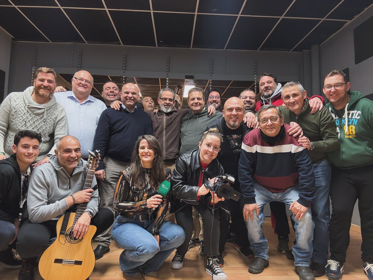 Pa4dias's tweet photo. ¿Hoy han estado con nosotros Beatriz y Marta?¿Estas dos chicas son de Extremadura 7 Días?¿Les habrá gustado nuestra actuación?¿Que les habrá parecido la incorporación de Nati al bombo ?¿Y Standby en la voz?¿Les habrá caído simpático Carlitos?¿Nos devolverán los gallos? https://t.co/2gtGoyLCYg