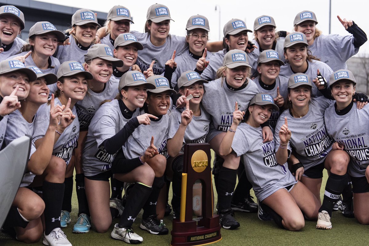 NUFHCats's tweet photo. Little Moment for the Hardware 🏆🧢 https://t.co/RPvmN1hKsA