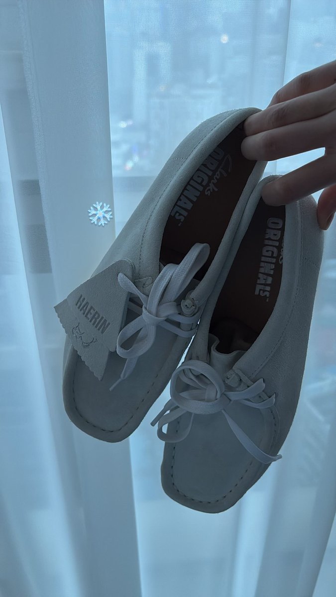 Todas as meninas ganharam sapatos personalizados da Clarks com os seus nomes e o Bernice neles.

Minji: 💛
Hanni: 🩷
Danielle: 💚
Haerin: 🤍
Hyein: ?

#NewJeans #뉴진스 #JeanzForFree