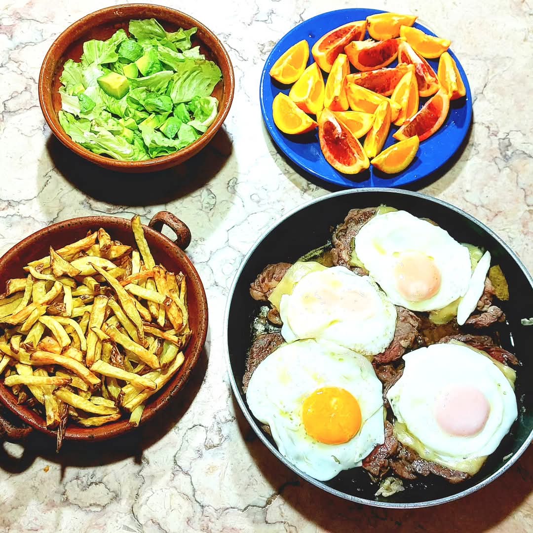 ColoridaComida's tweet image. Bitoque! A malta aqui adora.
Bife de vaca com queijo gouda e ovo estrelado. 
Acompanhar batatas fritas na air fryer, e salada de alface com abacate. 
Sobremesa laranjas e sanguínea do quintal. 
A receita no blog comidacolorida.com 
Batatas na airfryer
comidacolorida.com/2019/10/13/fri…