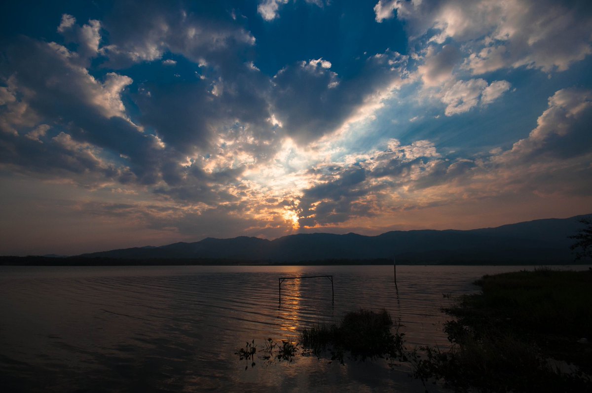 Geczain's tweet photo. Atardecer en el Dique de Guataparo, ahora no podemos ir los que vivimos en Valencia, porque los que viven en esa urb se creen dueños del dique..... https://t.co/TTIhpdZask