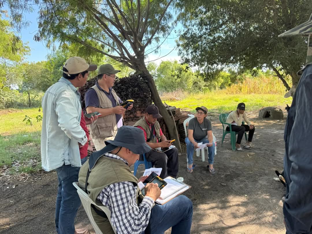 IndertPy's tweet photo. Colonia Lomas, de General Díaz, Ñeembucú, no conoce de pausas para romper con décadas de espera por la titulación masiva que cada vez está más cerca.
#GobiernoDelParaguay 

@SantiPenap @AllianaPedro https://t.co/rZ6mRq5QjC