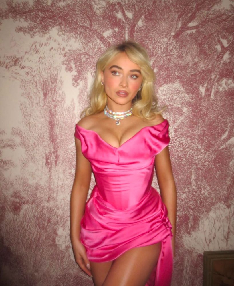 Happy Tuesday cuties! Can’t wait to see what fun happens tonight! 💗