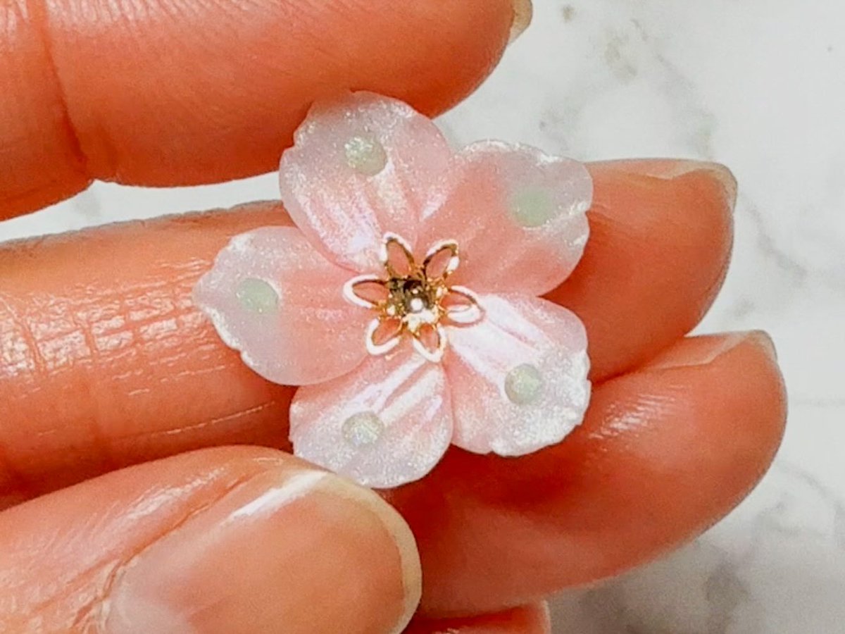 mayumi_ac's tweet photo. 久しぶりに「さくらひめ」を作ったら大失敗！緑色の模様が薄すぎてショック💦こんな日もあるさって気持ちを切り替えよう。ポリマークレイって色の配合が難しいけど、その分イメージ通りの色を作れた時の喜びは格別！失敗さえも楽しもう。何度でもチャレンジできるから、ハンドメイドってやっぱり面白い https://t.co/NHvd4KSS0u