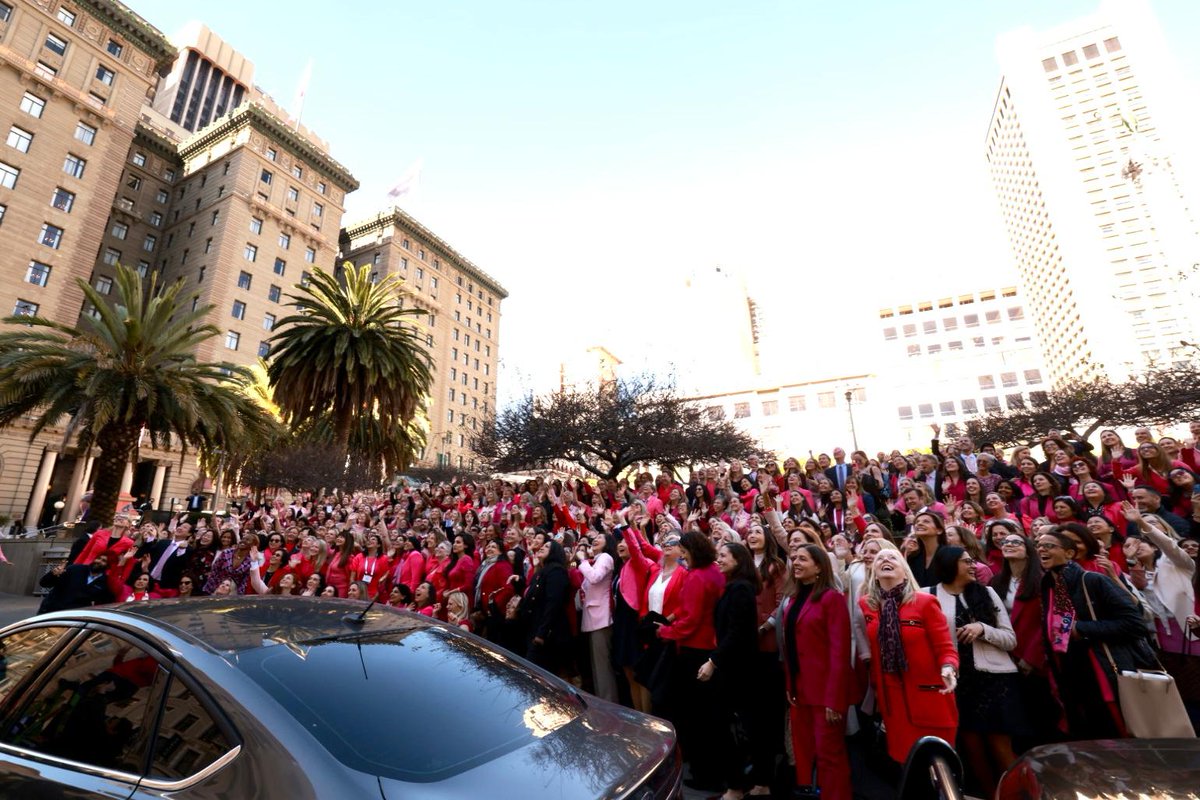 hellocatalytic's tweet photo. The Catalytic team was inspired today, joining an amazing group of women in Union Square at #JPM2025. A group photo turned into a heartfelt reunion, uniting women in biotech with a shared passion for breakthroughs for patients. Thank you, #BiotechCEOSisterhood! 🩷 #WomenInBiotech https://t.co/d3frLHvUG3