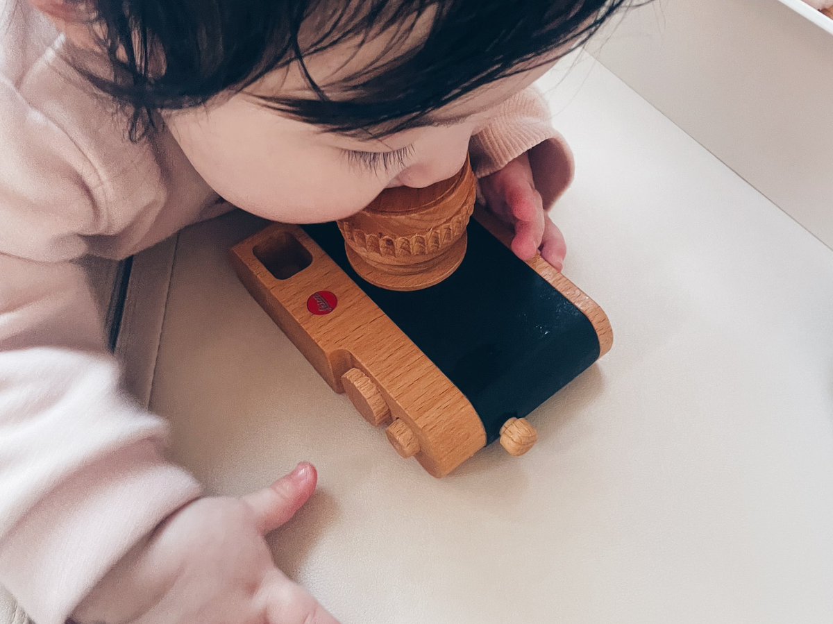 krrrrtn's tweet photo. ライカをしゃぶる0歳児 https://t.co/26tLPASNKC