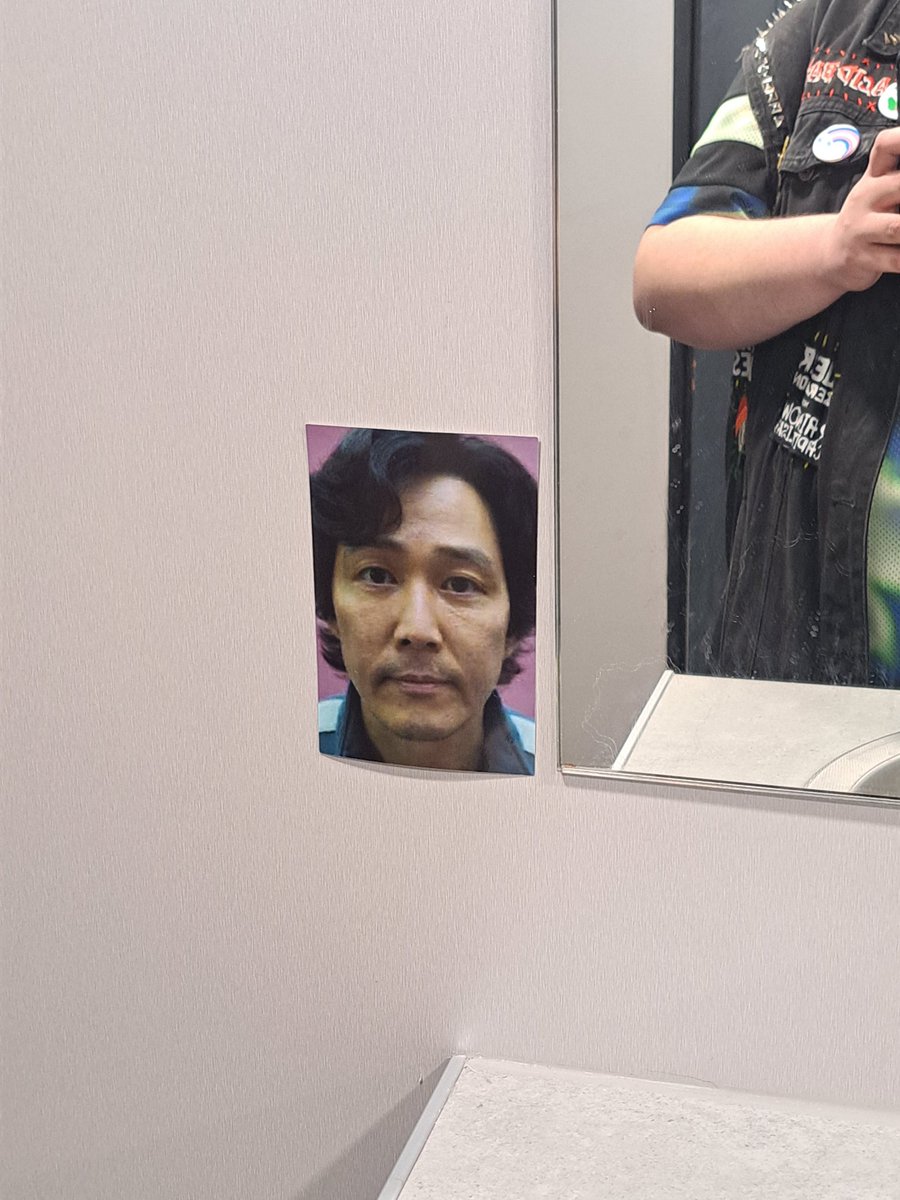 0liverAttention's tweet photo. this mf has watched me piss all night https://t.co/CPTTVg5GMo