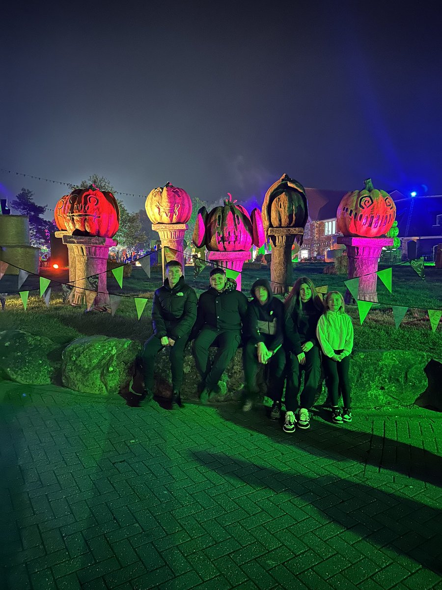 nicolejaved's tweet photo. Alton Towers Scarefest ❤️ https://t.co/RhdmqZPZDF