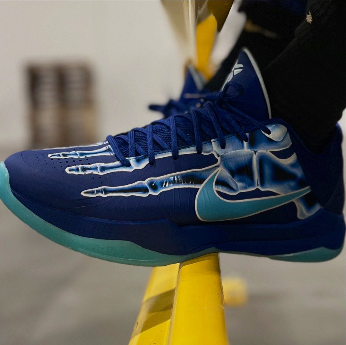 JerseyDa420Chef's tweet image. The amount of hate I received today was hilarious. I love wearing my kicks to work #kotd #kobe #blackmamba 🖤🐍