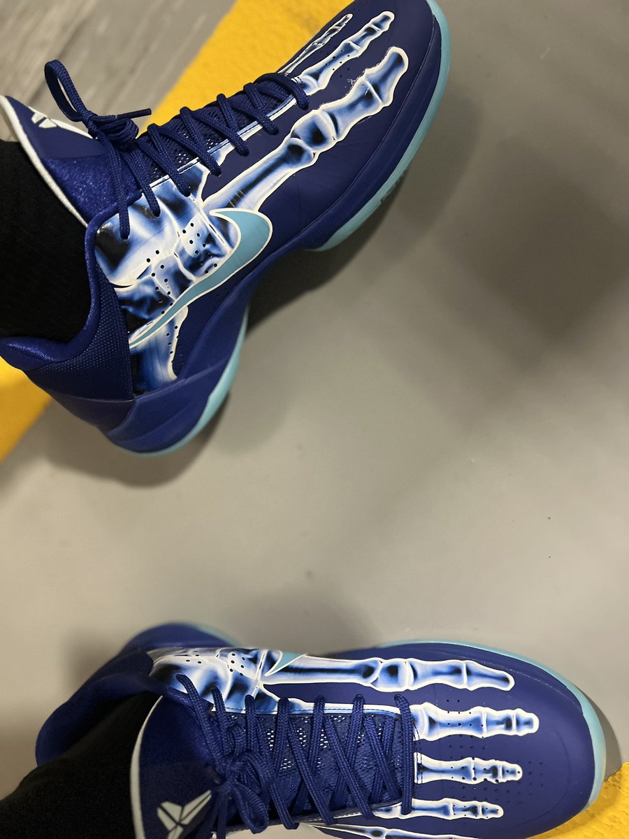 JerseyDa420Chef's tweet image. The amount of hate I received today was hilarious. I love wearing my kicks to work #kotd #kobe #blackmamba 🖤🐍