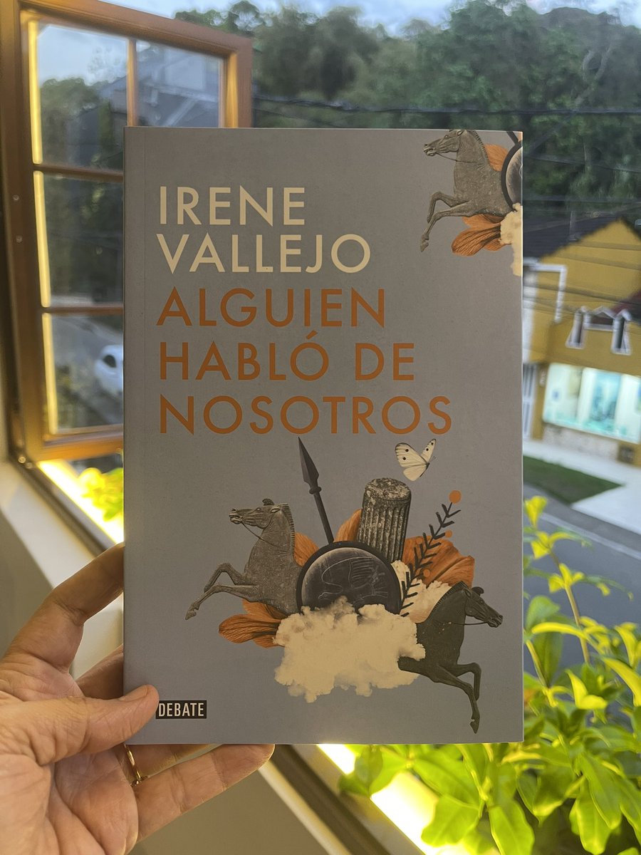 ateneo7_73's tweet photo. La sociedad contemporánea vive inmersa en la inmediatez. Prioriza, ante todo, lo nuevo y lo superficial; no tiene tiempo para detenerse a cavilar ni para mirar hacia atrás. Por fortuna, libros como este nos invitan a hacer una pausa.
¡Bienvenidos a la librería! https://t.co/aVIZ2wu3L5
