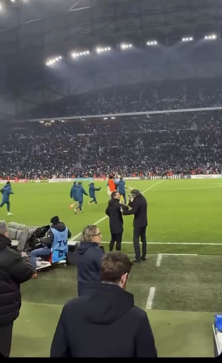 MassiliaZone's tweet photo. Soit l’arbitre assistant a confondu Olivier Letang (ici sur la photo) avec Benatia (très grave) soit on se fout clairement de notre gueule. https://t.co/QeBgzJHLuI