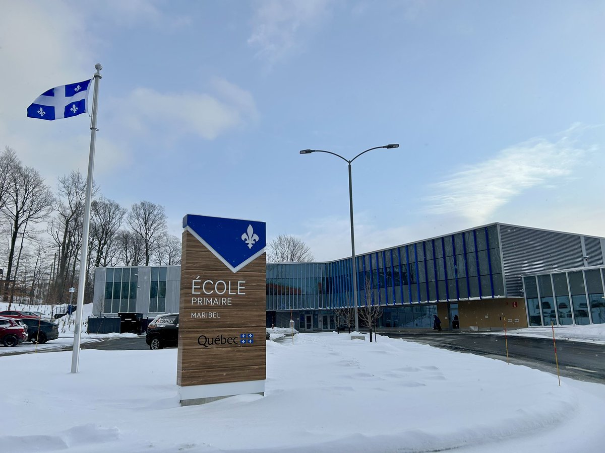 BDrainvilleQc's tweet photo. Une autre belle école inaugurée💙

L'école primaire Maribel à Ste-Marie, relocalisée &amp; reconstruite après les inondations de 2019. Avec @luc_provencal, qui a tenu promesse!

+de 35M$ investis pour la réussite des élèves: classes +grandes, +de lumière, belle cour d’école.

Bravo👏🏻 https://t.co/cM2os9vLeW