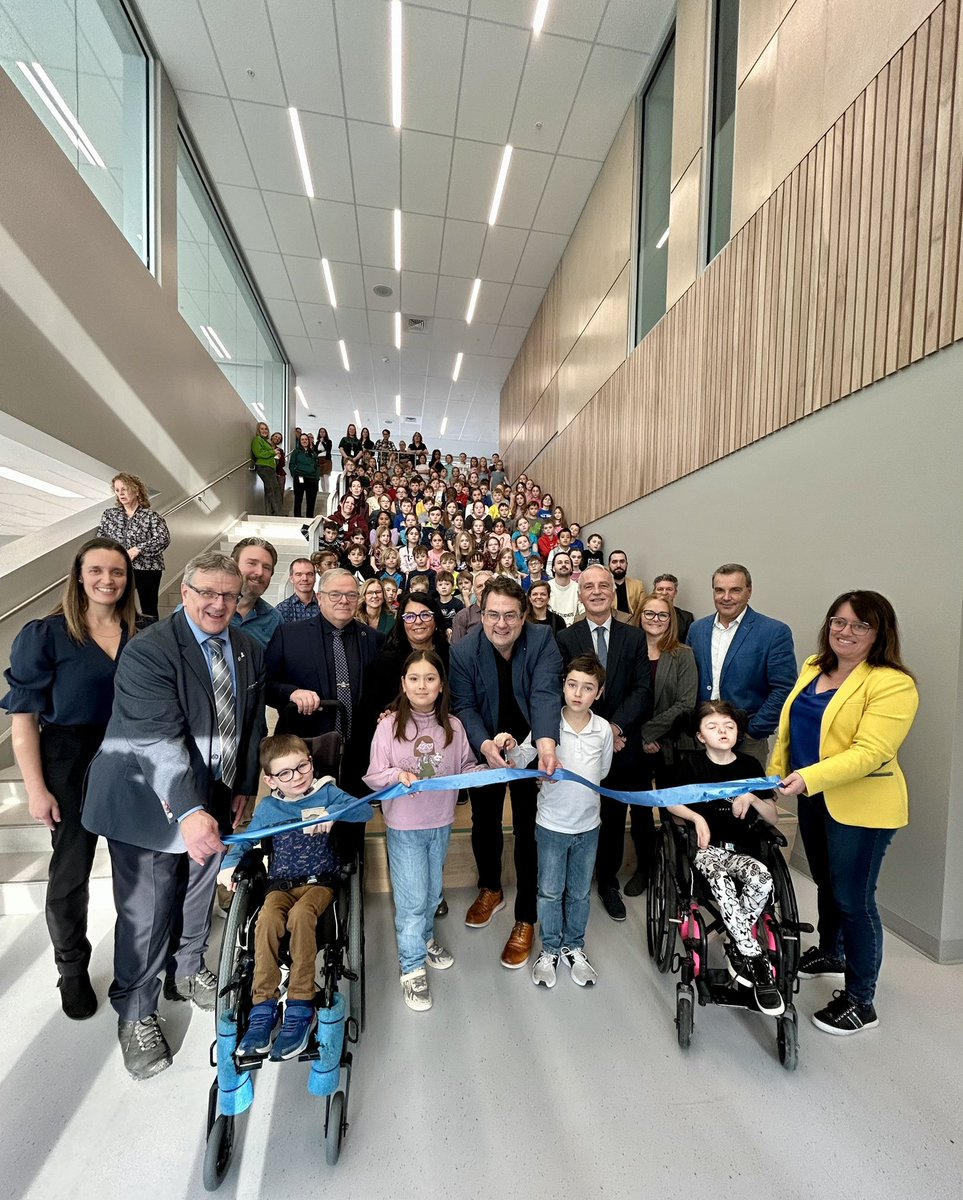 BDrainvilleQc's tweet photo. Une autre belle école inaugurée💙

L'école primaire Maribel à Ste-Marie, relocalisée &amp; reconstruite après les inondations de 2019. Avec @luc_provencal, qui a tenu promesse!

+de 35M$ investis pour la réussite des élèves: classes +grandes, +de lumière, belle cour d’école.

Bravo👏🏻 https://t.co/cM2os9vLeW