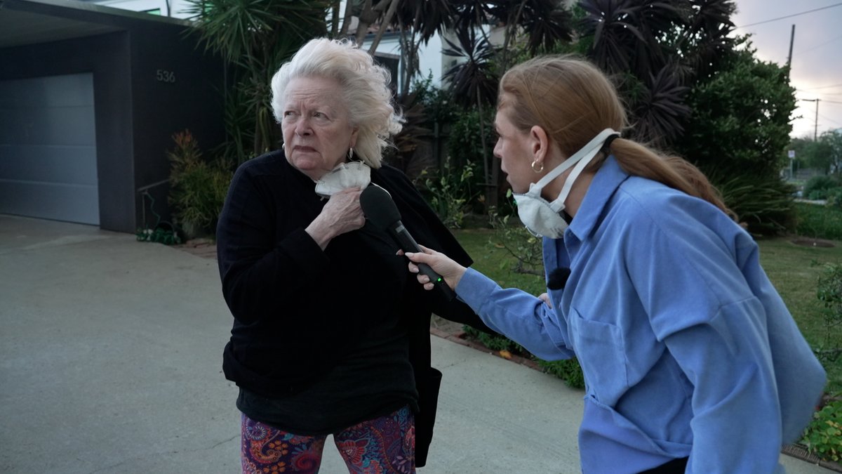 marthakelner's tweet photo. Exactly a week ago my team and I came across an elderly lady at the end of her driveway in Pacific Palisades. Fire was racing up a nearby canyon, the wind was raging and almost all her neighbours had evacuated already. "I don't drive, I don't have any relatives, what do I do?" she asked. Today, we visited 84 year old Liz Lerner is in hospital where she's recovering after suffering a panic induced heart attack. Her story is incredibly dramatic and sad. But she is amazingly upbeat: https://t.co/LlGmZClYjB