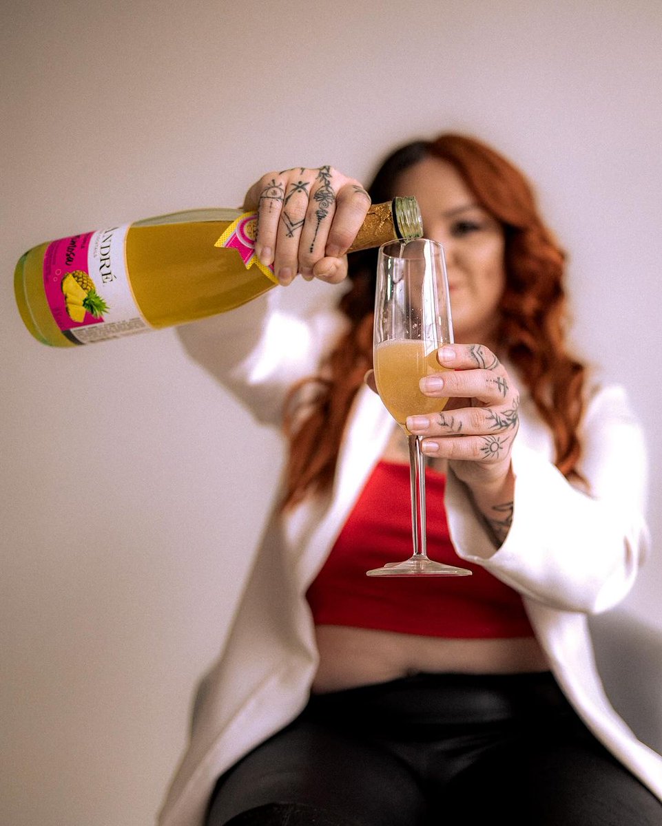 All you gotta do is pop &amp; pour!🍾  No mixing needed, we did it for you! 😁🥂   Run to your local store to grab your bubbs, here's the link to find near you: andre-champagne.com/FindNearMe