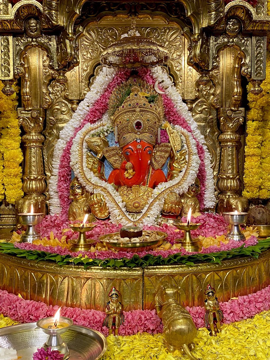KhushbuPri37282's tweet photo. सुप्रभात 🙏
आपका दिन शुभ हो ।
ॐ श्री गणेशाय नमः 🙏
वक्रतुण्ड महाकाय सूर्यकोटि समप्रभ।
निर्विघ्नं कुरु मे देव सर्वकार्येषु सर्वदा॥🙏
गजाननं भूत गणादि सेवितं,
कपित्थ जम्बू फल चारू भक्षणम् ।
उमासुतं शोक विनाशकारकम्,
नमामि विघ्नेश्वर पाद पंकजम् ॥
🙏🙏🙏🙏🙏🙏🙏🙏 https://t.co/Sf3MEqduz2