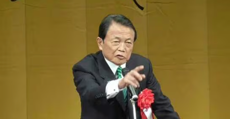dont4get7's tweet photo. 福岡県飯塚市の成人式で演説する #麻生太郎 氏。新成人に対して「楽して儲かる仕事はない」と説き伏せた。その通りだ。楽して儲かる仕事はない。裏金で楽して稼ぎ、不正を行っても逮捕されず、世間から批判されようが、丸で気にする様子はない演説だ。これが麻生太郎という政治家だ。 https://t.co/gHCz8mwmuC