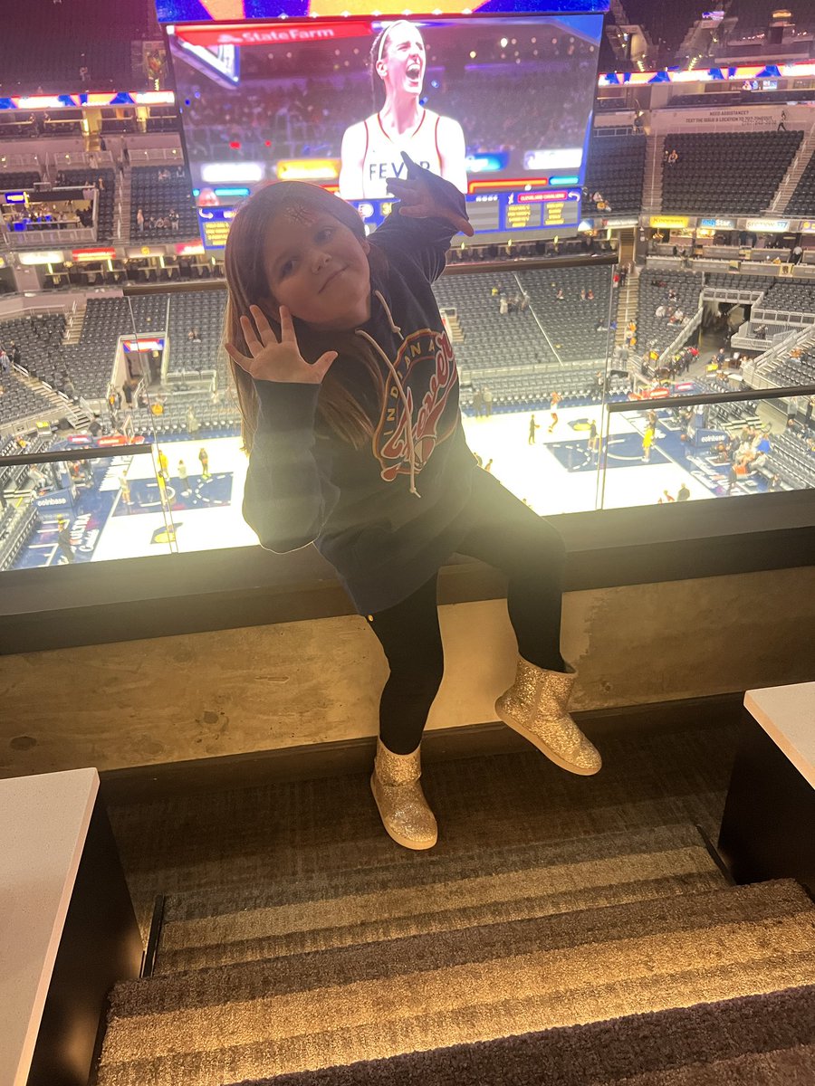 CToler529's tweet photo. #PacersGameNight @CaitlinClark22 ♥️ https://t.co/iZQXjp7yr4