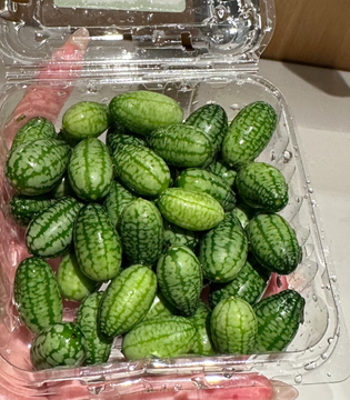 見た目は良いですが、味は良くありません。 見た目はスイカ、味はキュウリ！ 失敗した突然変異の産物？ 本当に美味しくないので購入はお勧めしません🙄📷 🙄