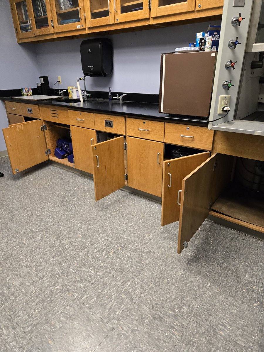 wnchem's tweet photo. With outdoor temps expected to dip to 6°F in Central Ohio, we opened cabinets &amp; let faucets run.  Don't want to discover frozen pipes in our science classrooms.  #WNHSscience #BehindTheScenes https://t.co/FIMDSYyqm3