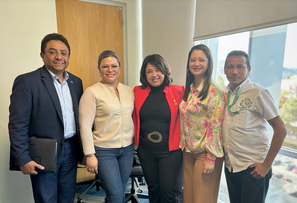 ramonbarriosm's tweet photo. Este martes, sostuvimos una reunión con la directora de #FOSODE @yadialvarezl, para atender a vecinos de 10 comunidades del municipio de #Choloma, #Cortés acompañados del equipo del alcalde #TavoMejía y la #AlcaldíaDeCholoma; quienes solicitaron la instalación del suministro eléctrico. Este proyecto beneficiará a mas de 350 hogares, impactando positivamente la vida de más de 1500 habitantes.
#ProgresoParaTodos ⚡💡
Siempre en equipo con los diputados de la @BancadaLibre del @M28LibreCortes
@Lredondo @_Scherly @NetzerMejiaHN @IrisPinedaPaz @IsabelValdezB24 @MarioGonzaleshn @miranda_ri52603 @HectorAguilarr #RonalPineda