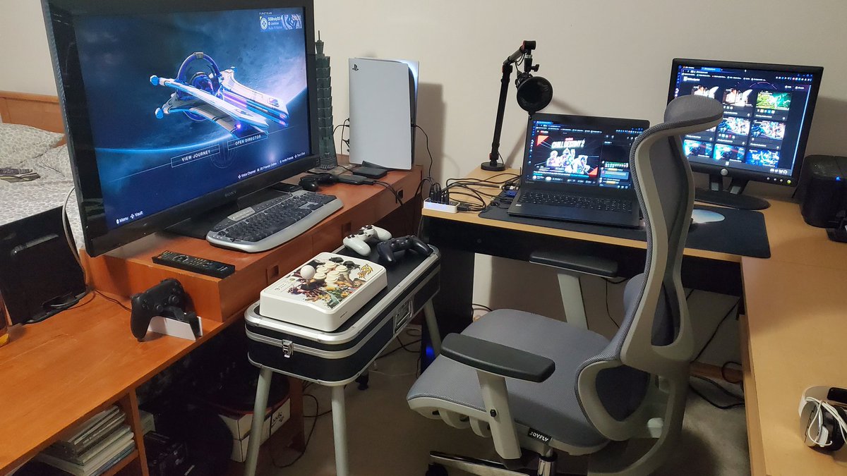 SSBrolySS's tweet photo. My new setup with my new gaming chair. Thanks #joyfly for the comfortable chair. https://t.co/cuxKIi1v6e