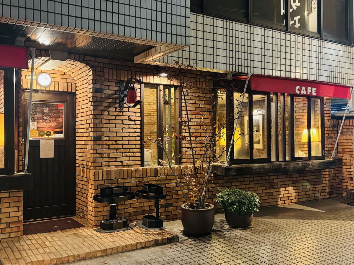 先日自由が丘カフェ・アンセーニュ・ダングルへ。近くにある十一房珈琲店とどちらに行こうか、と毎回迷ってしまう好きなお店。煉瓦造りの外観、中央の大テーブル、色とりどりのバラの花、ガラスエッチングと落ち着いた雰囲気。とろりとした濃厚な珈琲と一緒に頂くチーズケーキはサイズもちょうど良い。