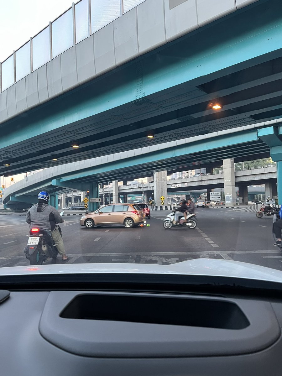 Fiat285's tweet photo. @js100radio  5 แยกลาดพร้าวเกิดอะไรขึ้น สัญญาณไฟจากพหลโยธินมุ่งหน้าบางเขนไม่ปล่อยมากว่า 20 นาทีแล้ว https://t.co/l3Q0vZbCPU