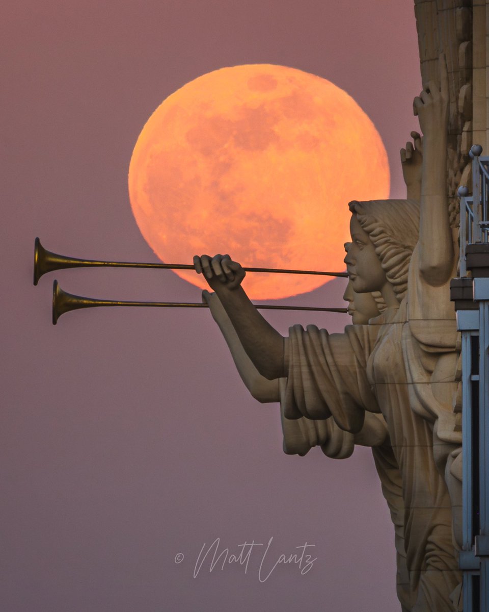 Last night’s full moon rise was angelic!

#FortWorth #Texas #basshall #moon #fullmoon #wolfmoon #dfwwx #txwx