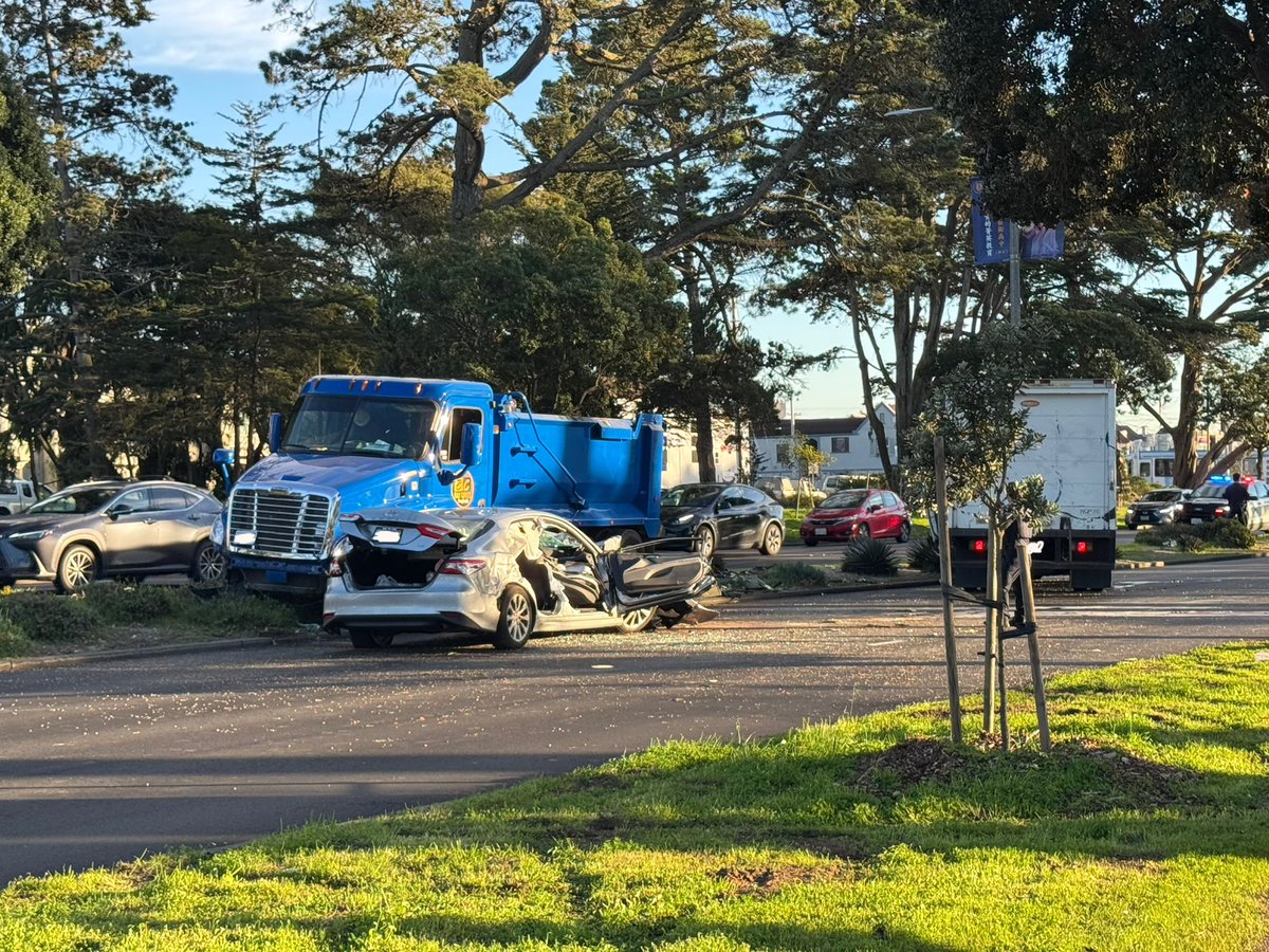 3 lanes blocked on Sunset Blvd <a href="/SFPD/">San Francisco Police</a> on scene #TrafficAlert <a href="/KPIXtv/">CBS News Bay Area</a>  <a href="/nbcbayarea/">NBC Bay Area</a>  <a href="/KCBSAMFMTraffic/">KCBS Radio - The Traffic Leader</a> ic
