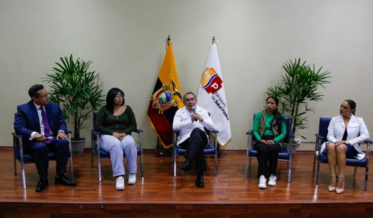 Salud_Ec's tweet photo. #ElNuevoEcuadorResuelve | El ministro @DrAntonioNaran inspeccionó las aéreas repotenciadas del Hospital General Vicente Corral Moscoso, @HVCMOficial, en la provincia del Azuay. https://t.co/vZGC0PRcKR