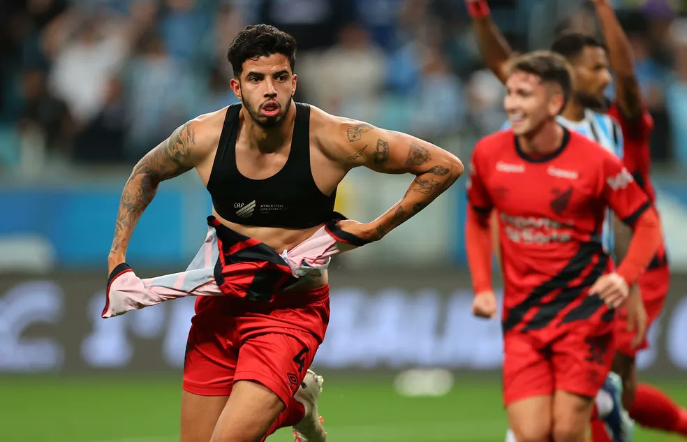 fabioHDG's tweet photo. 🚨🇪🇪 Informação!
#Gremio I Nas últimas horas o zagueiro Kaique Rocha de 23 anos, jogador do #AtleticoPR, com contrato atem o final de 2026.
O Grêmio ainda analisa o nome do zagueiro, com passagens por: #Sampdoria e #Santos, além do Inter. https://t.co/Pjg78B2J26