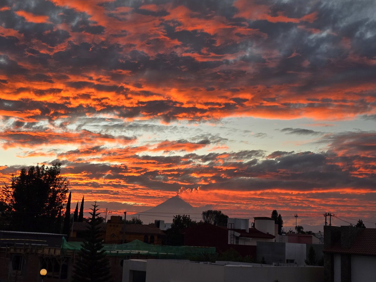Miren qué impresionante está la tarde en #Puebla