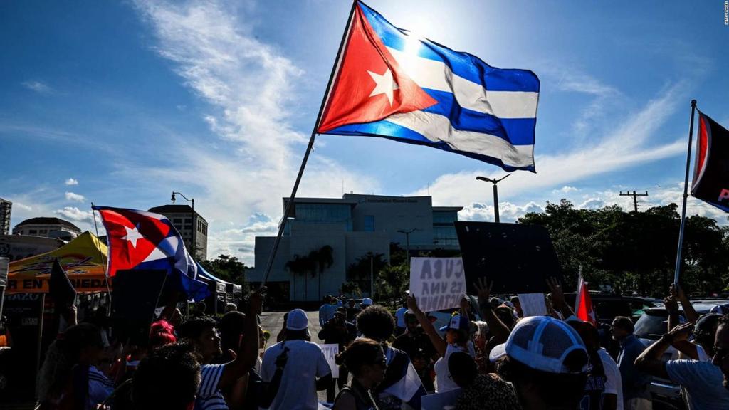 VilmitaZurdita's tweet photo. Luchando, ganamos! 🇨🇺✊ La eliminación de Cuba de la lista de Estados patrocinadores del terrorismo es una victoria del pueblo, pero la lucha continúa.
Esta decisión del presidente Biden, es tomada apenas unos días antes de dejar el cargo.
#OffTheList #BlockTheBlockade https://t.co/uzwblc6TUY