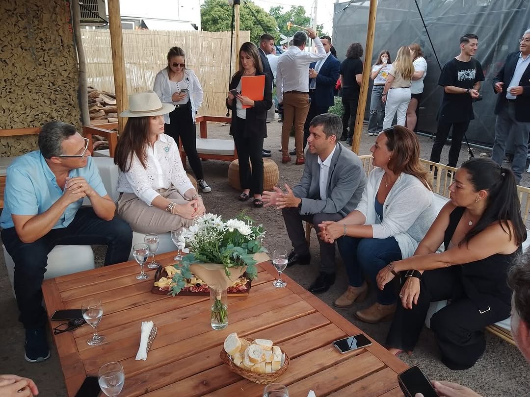 📌  Victoria Villarruel fue recibida por el intendente Federico Zarate en el stand institucional de la Municipalidad de Jesús María en la primera jornada del Festival de Doma y Folklore 

Todo por Argentina!