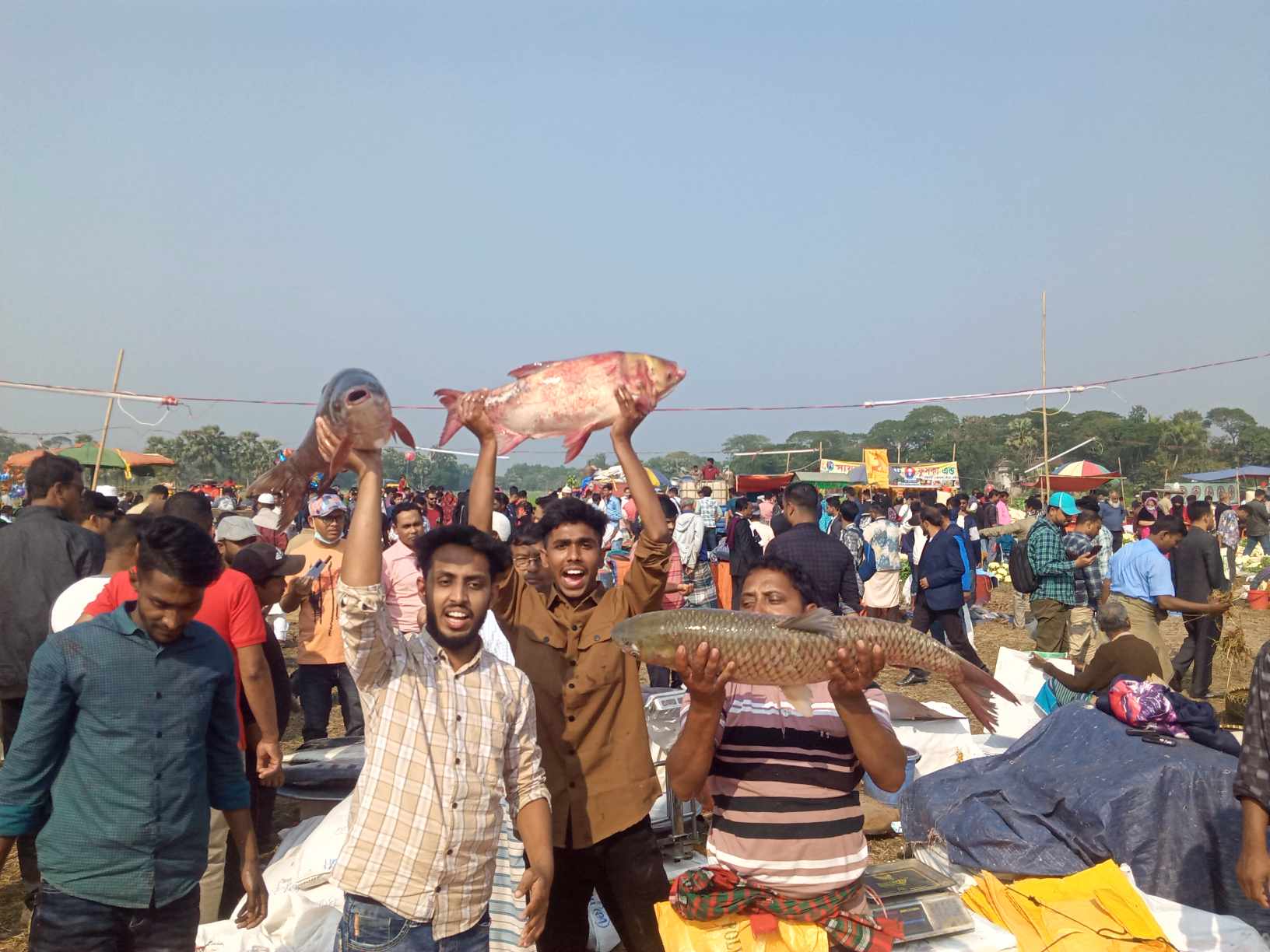 কালীগঞ্জে ঐতিহ্যবাহী জামাই মেলায় মানুষের ঢল