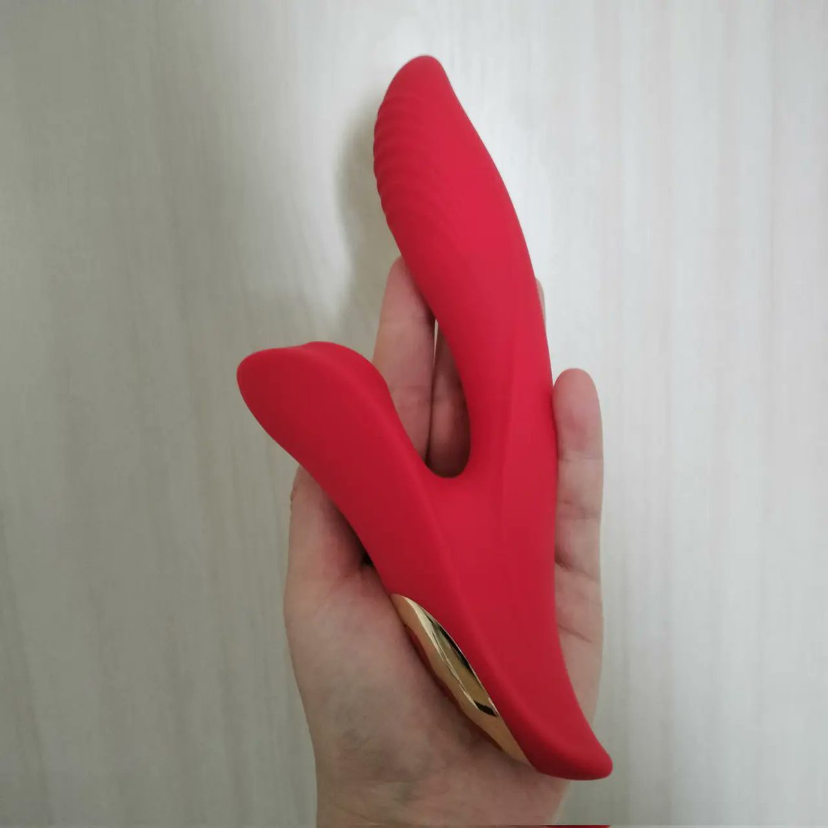 shareshop945's tweet photo. 【WINYI】紅珊瑚三段吸吮按摩器情趣按摩棒 女用情趣用品折扣後只要$1350❗
快要過年了要買要快可以玩起來~
情侶夫妻一起玩剛剛好 前戲先挑逗一下🫣
除了包裝好看她本尊也好美！！
配送隱密包裝不用擔心😁😁
只能說這真的很厲害我也不好意思說太多一個字就是爽❗
https://t.co/ZyFOdt9ZY1
#西斯 #sex https://t.co/xNmGogVngB