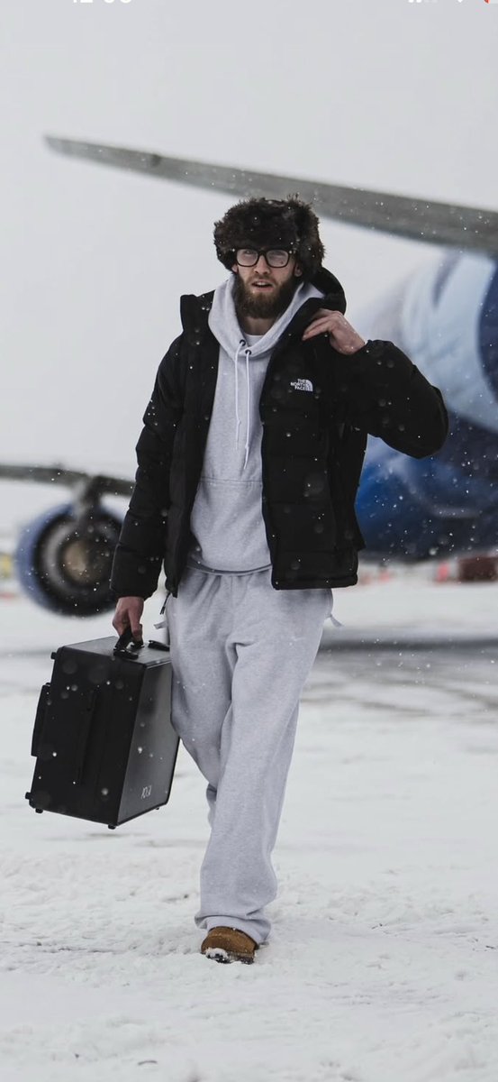 BoiledSports's tweet photo. What in the world is in that case, whatchou got in that case??? https://t.co/q3DNUKkluN