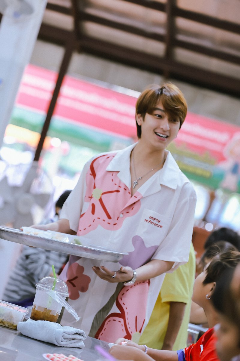 around_ent's tweet photo. “ชิม่อน - วชิรวิชญ์” เดินสายเสิร์ฟบุญกับ 4 มูลนิธิ ในวันเกิดครบรอบ 25 ปี

#CHIMON25THBIRTHDAY
#ChimonWachirawit #ชิม่อนไงจะใครหล่ะ

เวียนมาครบอีกปีแล้วสำหรับวันเกิดของนักแสดงหนุ่มหน้าใส “ชิม่อน - วชิรวิชญ์ เรืองวิวรรธน์” ที่ปีนี้ยังคงเดินสายทำบุญอย่างสม่ำเสมอ เนื่องในวันเกิดครบ 25 ปี โดยเมื่อวันที่ 13 มกราคมที่ผ่านมา ชิม่อน ได้ชวนน้องคนสนิทร่วมค่ายอย่าง “มาร์ค ณฐริศร์ วรกรเลิศสิทธิ์ (IG: marc.m_c)” และกลุ่มเพื่อน ๆ ไปร่วมทำบุญด้วยกัน เริ่มกิจกรรมด้วยการเลี้ยงอาหารกลางวันให้กับน้องๆ บ้านราชาวดี (หญิง) โดยเด็กๆต่างมีรอยยิ้มดีใจ ที่ได้เจอหนุ่มชิม่อนอย่างใกล้ชิดกันถ้วนหน้า จากนั้น ร่วมนำสิ่งของ เครื่องใช้ต่างๆ ไปมอบให้กับบ้านราชาวดี(ชาย) และสถานสงเคราะห์เด็กอ่อนปากเกร็ด ก่อนปิดท้ายด้วยการมอบความสุขให้กับเด็กๆ ด้วยการเลี้ยงอาหารเย็นพร้อมแจกขนมให้กับน้อง ๆ ที่มูลนิธิอนุเคราะห์คนพิการ ในพระราชูปถัมภ์ของสมเด็จพระศรีนครินทราบรมราชชนนี

ติดตามอัปเดตกิจกรรมดีๆและความน่ารักของ ชิม่อน – วชิรวิชญ์
ได้ทางInstagram:@chimonac / X (twitter): @chimonac