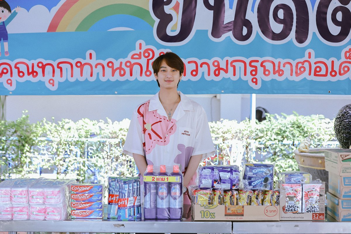around_ent's tweet photo. “ชิม่อน - วชิรวิชญ์” เดินสายเสิร์ฟบุญกับ 4 มูลนิธิ ในวันเกิดครบรอบ 25 ปี

#CHIMON25THBIRTHDAY
#ChimonWachirawit #ชิม่อนไงจะใครหล่ะ

เวียนมาครบอีกปีแล้วสำหรับวันเกิดของนักแสดงหนุ่มหน้าใส “ชิม่อน - วชิรวิชญ์ เรืองวิวรรธน์” ที่ปีนี้ยังคงเดินสายทำบุญอย่างสม่ำเสมอ เนื่องในวันเกิดครบ 25 ปี โดยเมื่อวันที่ 13 มกราคมที่ผ่านมา ชิม่อน ได้ชวนน้องคนสนิทร่วมค่ายอย่าง “มาร์ค ณฐริศร์ วรกรเลิศสิทธิ์ (IG: marc.m_c)” และกลุ่มเพื่อน ๆ ไปร่วมทำบุญด้วยกัน เริ่มกิจกรรมด้วยการเลี้ยงอาหารกลางวันให้กับน้องๆ บ้านราชาวดี (หญิง) โดยเด็กๆต่างมีรอยยิ้มดีใจ ที่ได้เจอหนุ่มชิม่อนอย่างใกล้ชิดกันถ้วนหน้า จากนั้น ร่วมนำสิ่งของ เครื่องใช้ต่างๆ ไปมอบให้กับบ้านราชาวดี(ชาย) และสถานสงเคราะห์เด็กอ่อนปากเกร็ด ก่อนปิดท้ายด้วยการมอบความสุขให้กับเด็กๆ ด้วยการเลี้ยงอาหารเย็นพร้อมแจกขนมให้กับน้อง ๆ ที่มูลนิธิอนุเคราะห์คนพิการ ในพระราชูปถัมภ์ของสมเด็จพระศรีนครินทราบรมราชชนนี

ติดตามอัปเดตกิจกรรมดีๆและความน่ารักของ ชิม่อน – วชิรวิชญ์
ได้ทางInstagram:@chimonac / X (twitter): @chimonac