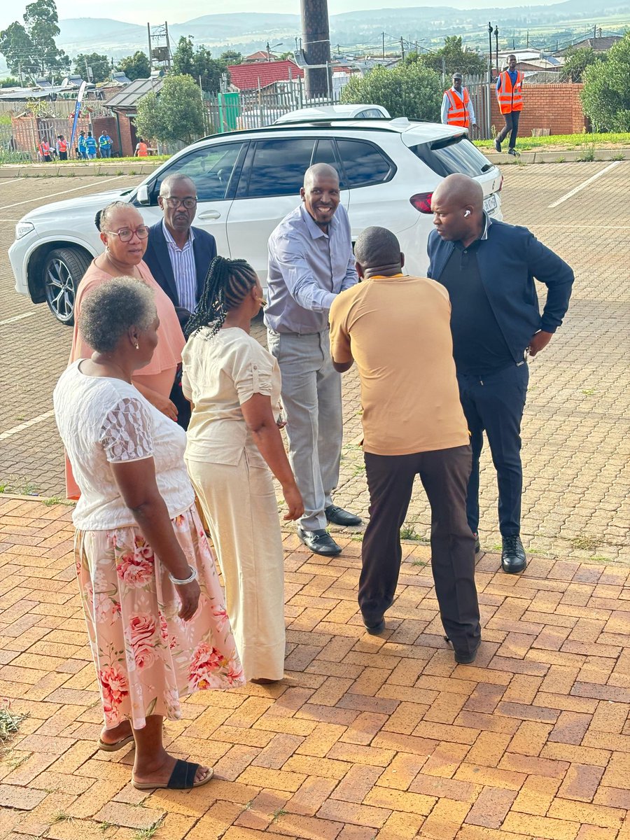 GautengTreasury's tweet image. [PICTURES] 📚 Gauteng MEC for Finance and Economic Development, @LebogangMaile1, has arrived at Freedom Park Secondary School as part of the School Readiness Programme. This initiative aims to support learners as they embark on a successful 2025 academic year.
#GPBack2School2025