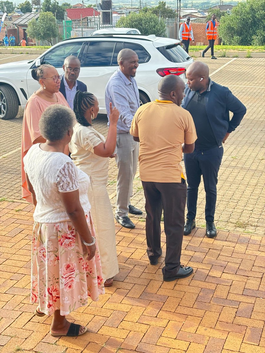 GautengTreasury's tweet image. [PICTURES] 📚 Gauteng MEC for Finance and Economic Development, @LebogangMaile1, has arrived at Freedom Park Secondary School as part of the School Readiness Programme. This initiative aims to support learners as they embark on a successful 2025 academic year.
#GPBack2School2025