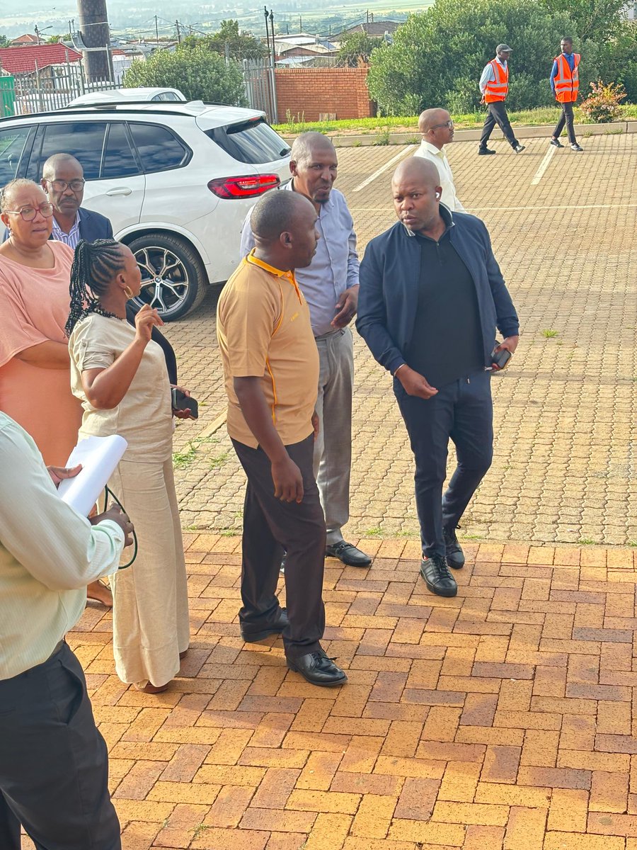 GautengTreasury's tweet image. [PICTURES] 📚 Gauteng MEC for Finance and Economic Development, @LebogangMaile1, has arrived at Freedom Park Secondary School as part of the School Readiness Programme. This initiative aims to support learners as they embark on a successful 2025 academic year.
#GPBack2School2025