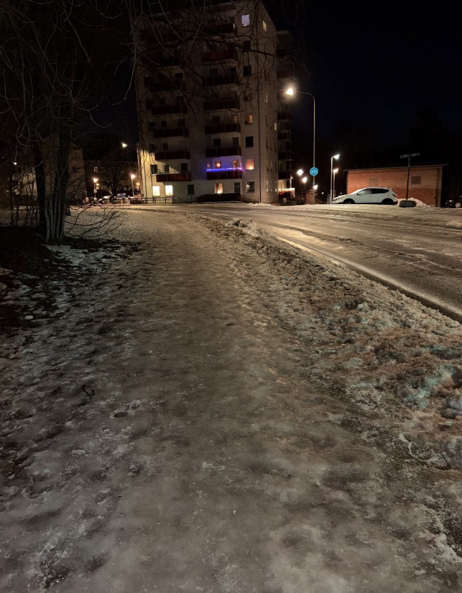 beccabajen's tweet photo. Squid game Sverige, halkar du så dör du. https://t.co/5K7HeCXqau