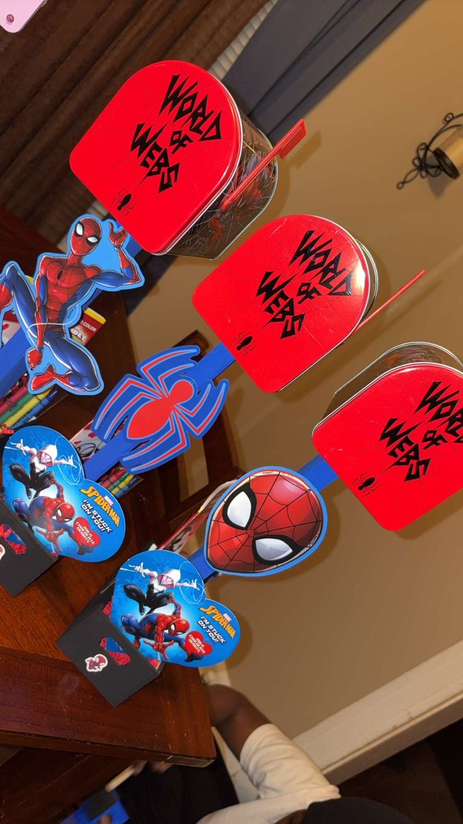 Lexxxdashawn's tweet image. #giftideas #diy #diyproject #mailbox #bluey #HelloKitty #Spiderman #Minecraft